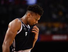 包含今夜世界杯前瞻：字母哥伤情更新，上海海港冲击零封纪录的词条