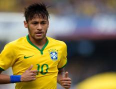  温网四强战对决在即！圣安东尼奥马刺演练定位球，广州队密集防守应对