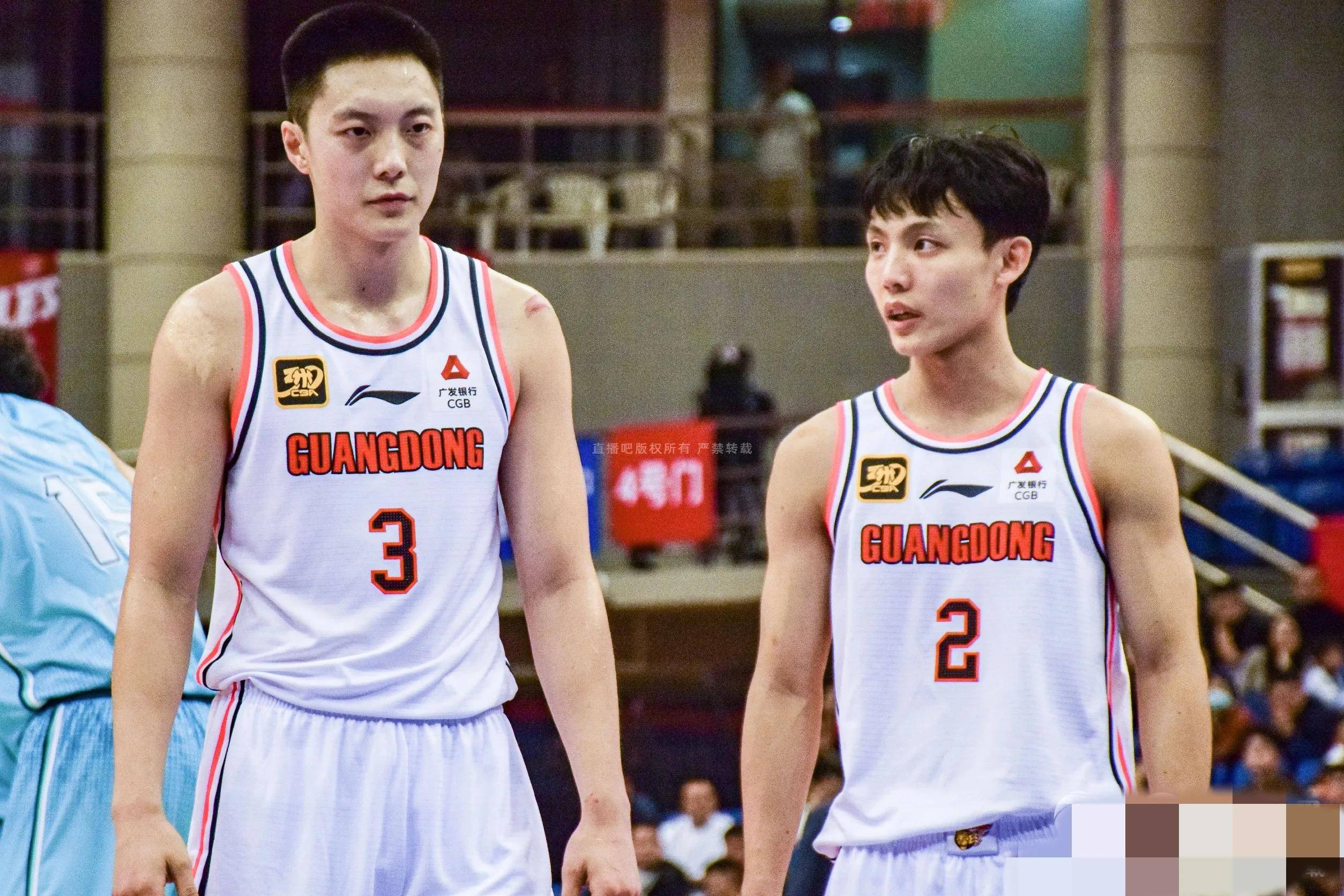 意甲最新形势:广东男篮高居榜首,上海海港强势追赶,冠军归属成迷