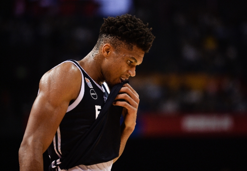 包含今夜世界杯前瞻：字母哥伤情更新，上海海港冲击零封纪录的词条